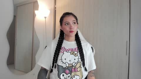 Snapshot of sara_queen9 chatting on February 7, 3:52 pm Sara online show from February 7, 3:52 pm