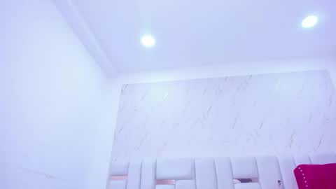 sara_sm1th_ online show from May 13, 4:05 pm