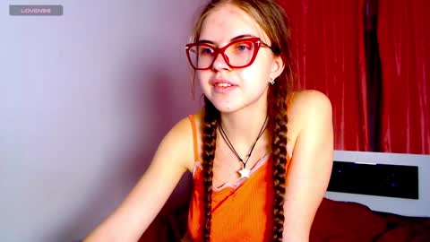 Snapshot of sarah_hs chatting on December 3, 6:44 pm Sarah online show from December 3, 6:44 pm