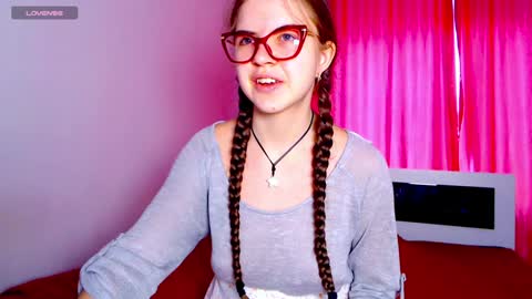 Snapshot of sarah_hs chatting on December 11, 5:10 am Sarah online show from December 11, 5:10 am