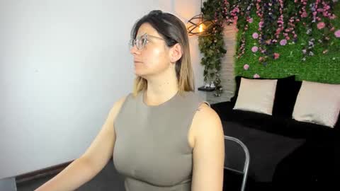 Sarah Deyvis online show from November 12, 1:24 pm