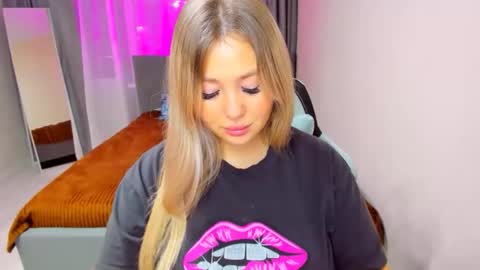 Sarah online show from November 8, 2:20 pm