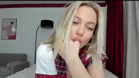 sarahphyllis online show from October 2, 7:45 pm