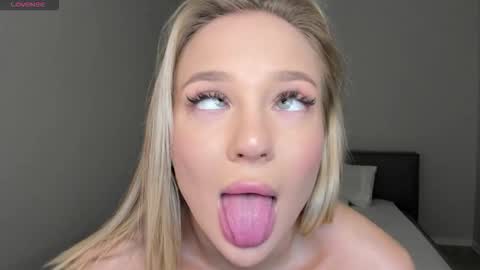 sarahphyllis online show from November 18, 8:23 pm