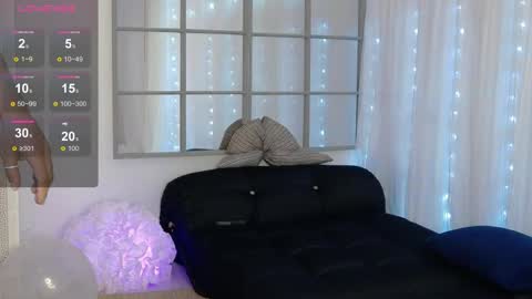 sarahraiynex online show from April 1, 10:49 am