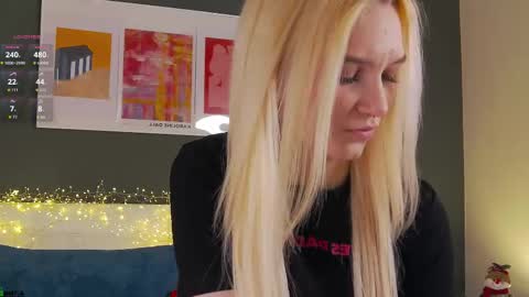 saramist online show from December 17, 1:34 am