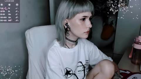 pronoun she. name Mary. age 21. online show from November 4, 7:15 pm