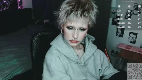 pronoun she. name Mary. age 21. online show from May 13, 7:01 pm