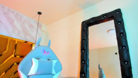 C A R O L I N A  online show from March 11, 5:05 pm