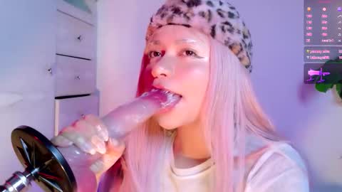 scarlet_gold online show from March 13, 1:53 am