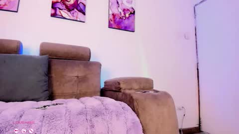     .  INDEPENDENT MODEL online show from February 6, 1:14 pm