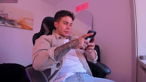 Snapshot of sebastianortizm chatting on January 12, 10:22 pm Lucian Sinclair online show from January 12, 10:22 pm