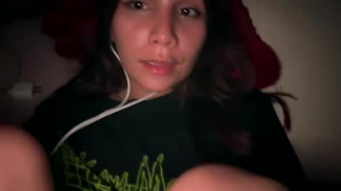Snapshot of sedusky chatting on October 20, 12:04 am Daphne 3 online show from October 20, 12:04 am