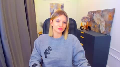 selenaemoore online show from April 9, 6:19 am