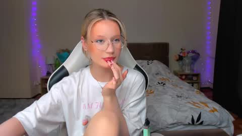 Snapshot of selfharm777 chatting on September 25, 8:05 pm Simon and Alice online show from September 25, 8:05 pm