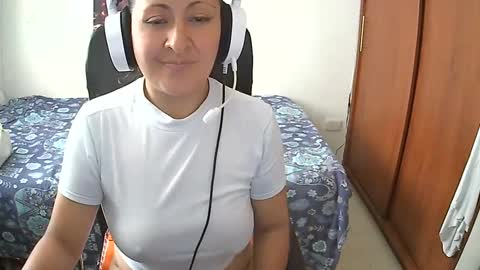 Snapshot of senthix1983 chatting on February 21, 8:27 pm senthix  heyy promo en OnlyFans aprovecha 85 descuento online show from February 21, 8:27 pm
