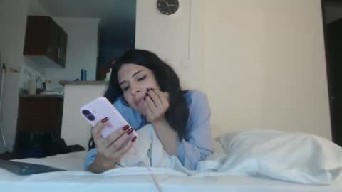 sararoussee online show from December 17, 1:34 am