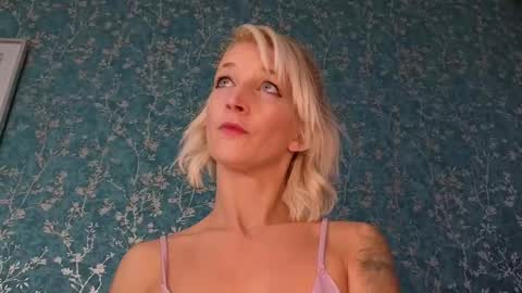 Snapshot of serenexxmilf chatting on October 22, 8:06 am serenexx  your MILF online show from October 22, 8:06 am