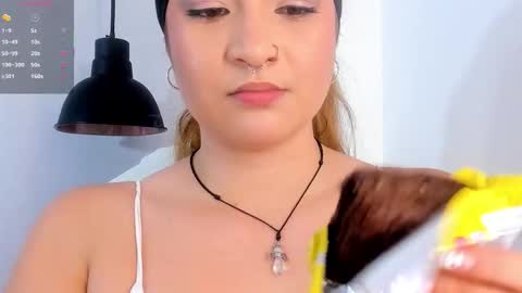 Shanntal  online show from October 28, 8:10 pm