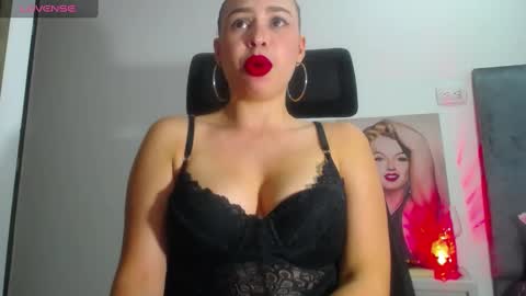 Snapshot of shantalhot69 chatting on December 14, 9:24 pm Shantal  online show from December 14, 9:24 pm