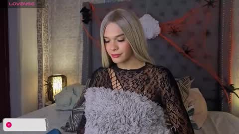 Snapshot of shantaljoness chatting on October 22, 10:33 pm Shantal Jones online show from October 22, 10:33 pm