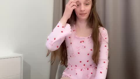 shy_schoolgirl_ online show from May 24, 7:20 pm