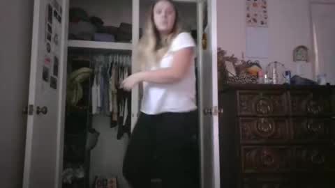 Elyse online show from November 24, 11:36 pm