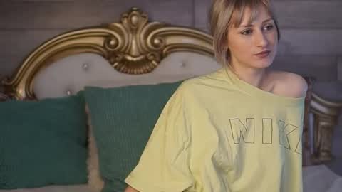 SiennaShapiro online show from December 18, 8:31 am