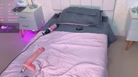 sky_johnson_ online show from November 26, 7:54 pm