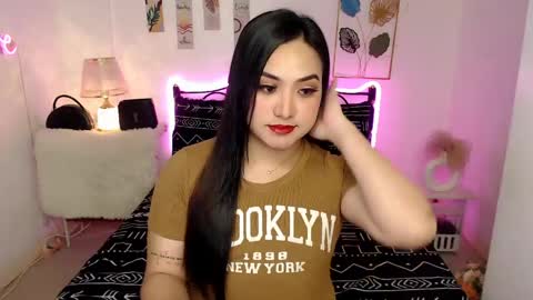 Queen Cyrine online show from April 11, 1:10 am