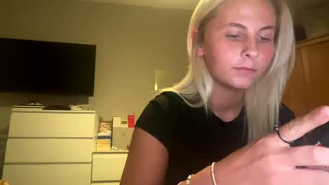hollie online show from August 1, 12:12 am