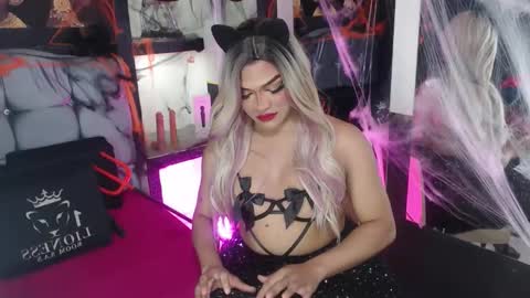 sophia_hott01 online show from October 28, 1:06 am