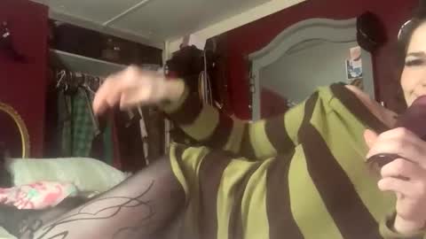 Snapshot of southerndolls chatting on November 1, 4:11 am Honey Suckle online show from November 1, 4:11 am