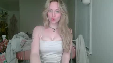 Snapshot of sp8cebunni99 chatting on October 29, 10:32 pm Margo online show from October 29, 10:32 pm