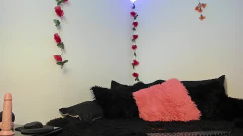 Snapshot of split_girl chatting on February 12, 3:07 am EMMA online show from February 12, 3:07 am