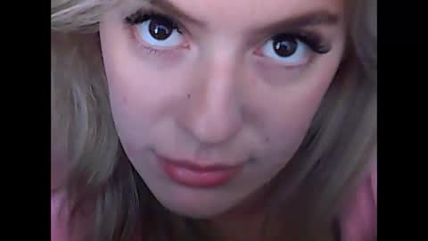 Snapshot of starlesseyes chatting on October 24, 8:15 am starlesseyes online show from October 24, 8:15 am