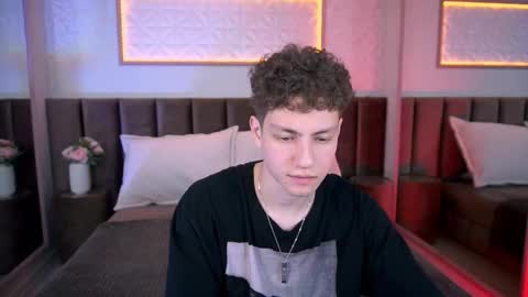 Esrefan online show from February 7, 8:45 pm