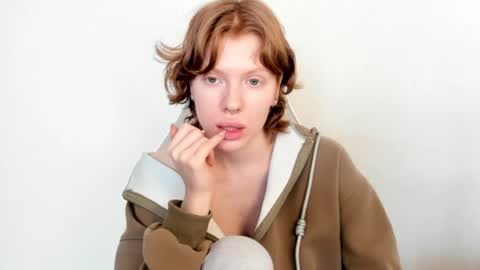 S T E L L A online show from February 5, 8:18 am