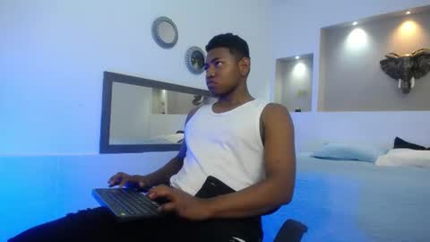 stivensmith_ online show from June 18, 12:21 pm