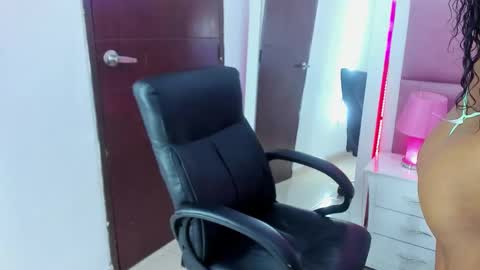 Snapshot of stormihills chatting on February 11, 12:17 am Sweety Stormi  online show from February 11, 12:17 am