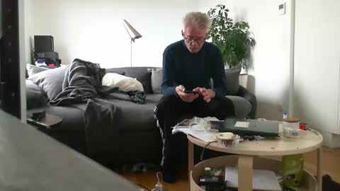 Snapshot of stremic chatting on October 25, 9:52 am stremic online show from October 25, 9:52 am
