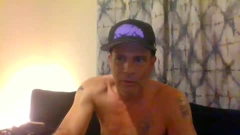 SUCKITU812 online show from December 5, 3:31 am