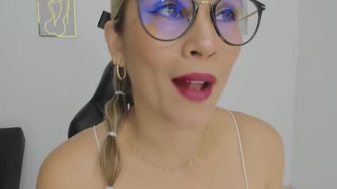 sugar_milff online show from September 15, 1:12 pm