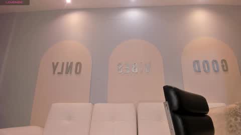 Snapshot of sunnyrivers_ chatting on October 22, 6:42 pm Sunny Rivers online show from October 22, 6:42 pm