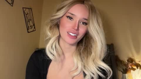 Mia online show from November 26, 5:37 am