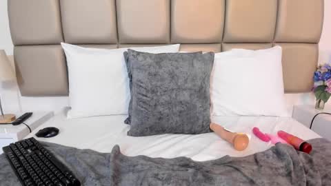 susanthomass online show from October 4, 7:55 pm