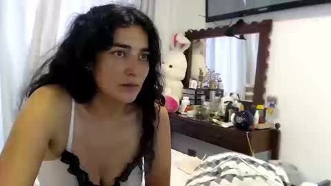 Snapshot of sweetsmile28 chatting on October 20, 10:15 pm Dianis online show from October 20, 10:15 pm
