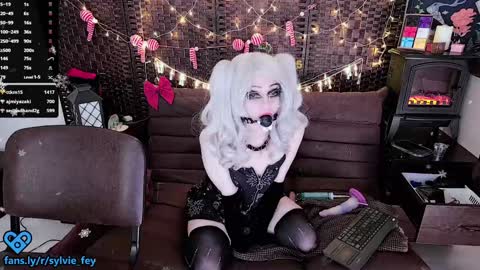 Snapshot of sylvie_fey chatting on January 1, 5:43 am Sylvie online show from January 1, 5:43 am