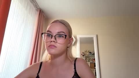Mia online show from July 9, 9:57 am