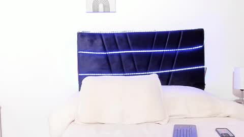 taylormaccurdy_ online show from November 12, 5:59 pm